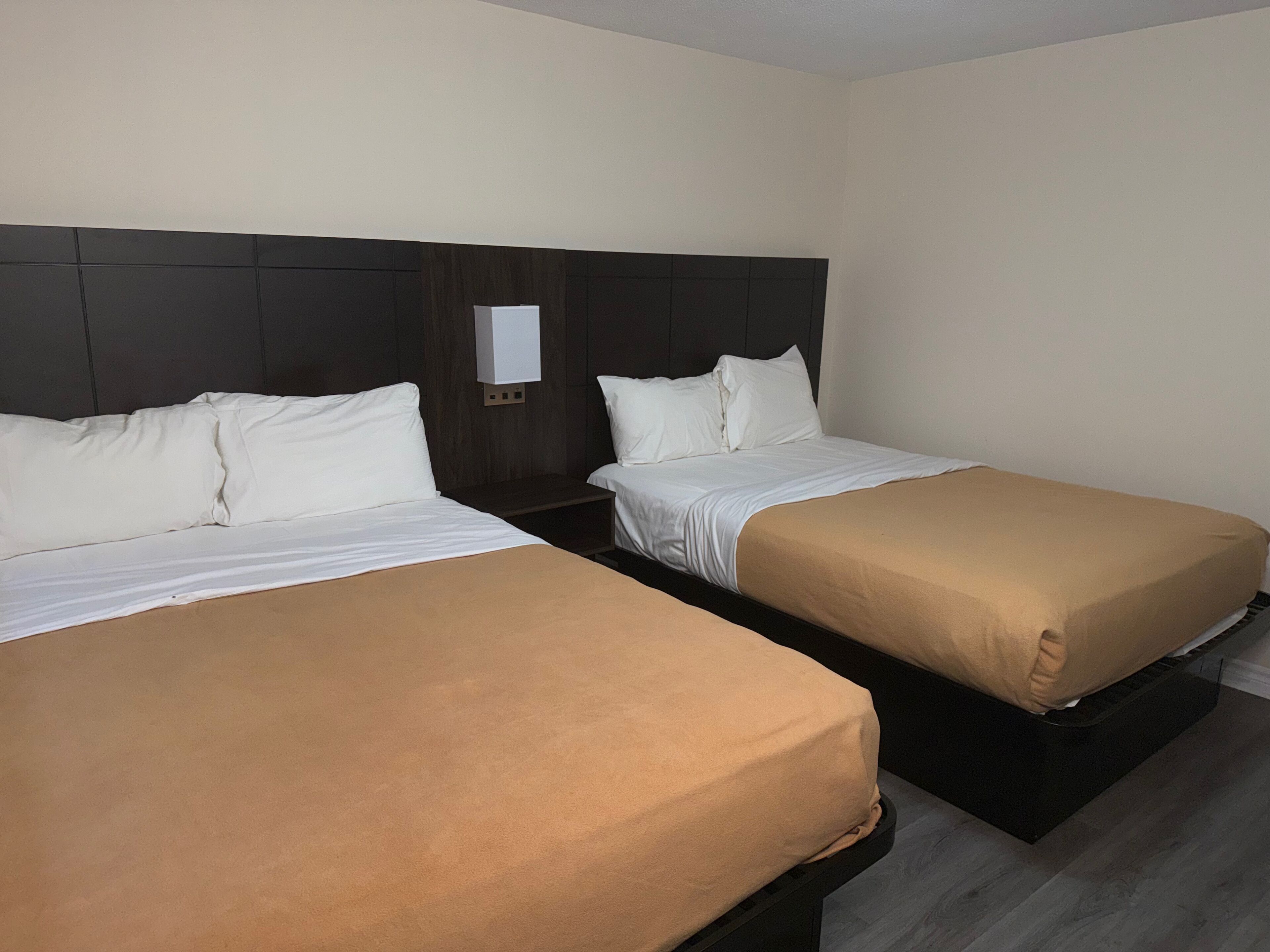Chambre, 2 grands lits, fumeurs | Bureau, fer et planche à repasser, lits bébé (gratuits)
