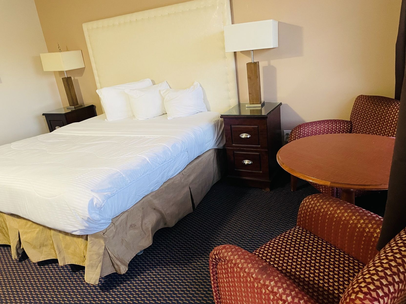 Schreibtisch, Bügeleisen/Bügelbrett, kostenlose Babybetten