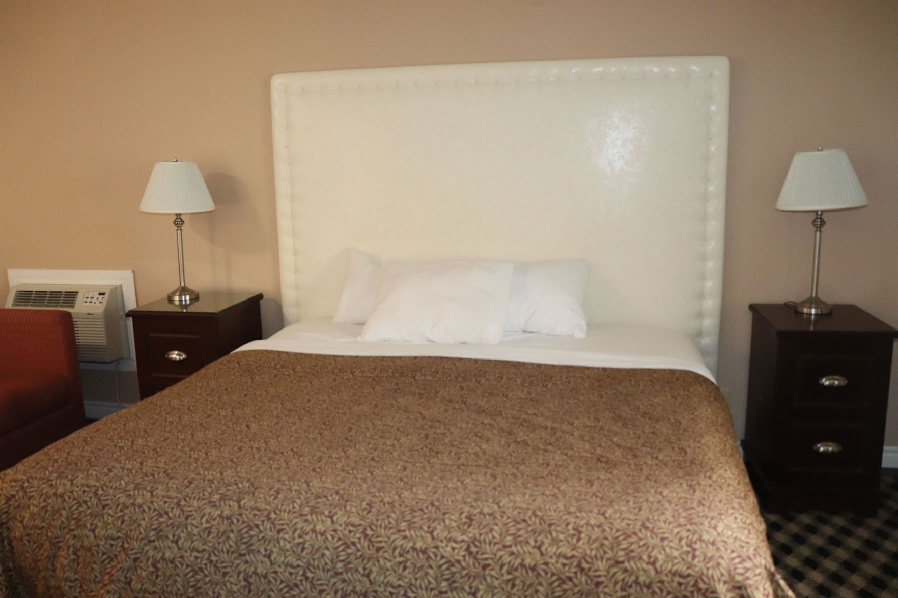 Schreibtisch, Bügeleisen/Bügelbrett, kostenlose Babybetten