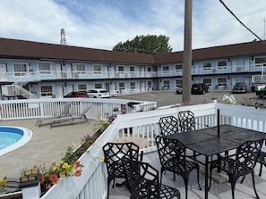 Terrace/patio - Falls Lodge by the Falls (Niagara Falls)