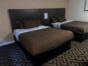 Kamar, 2 Tempat Tidur Queen, Bebas Asap Rokok | Meja kerja, setrika/meja setrika, dan tempat tidur bayi gratis