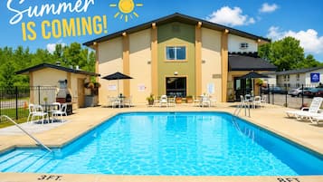 Una piscina al aire libre de temporada