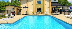 Una piscina al aire libre de temporada