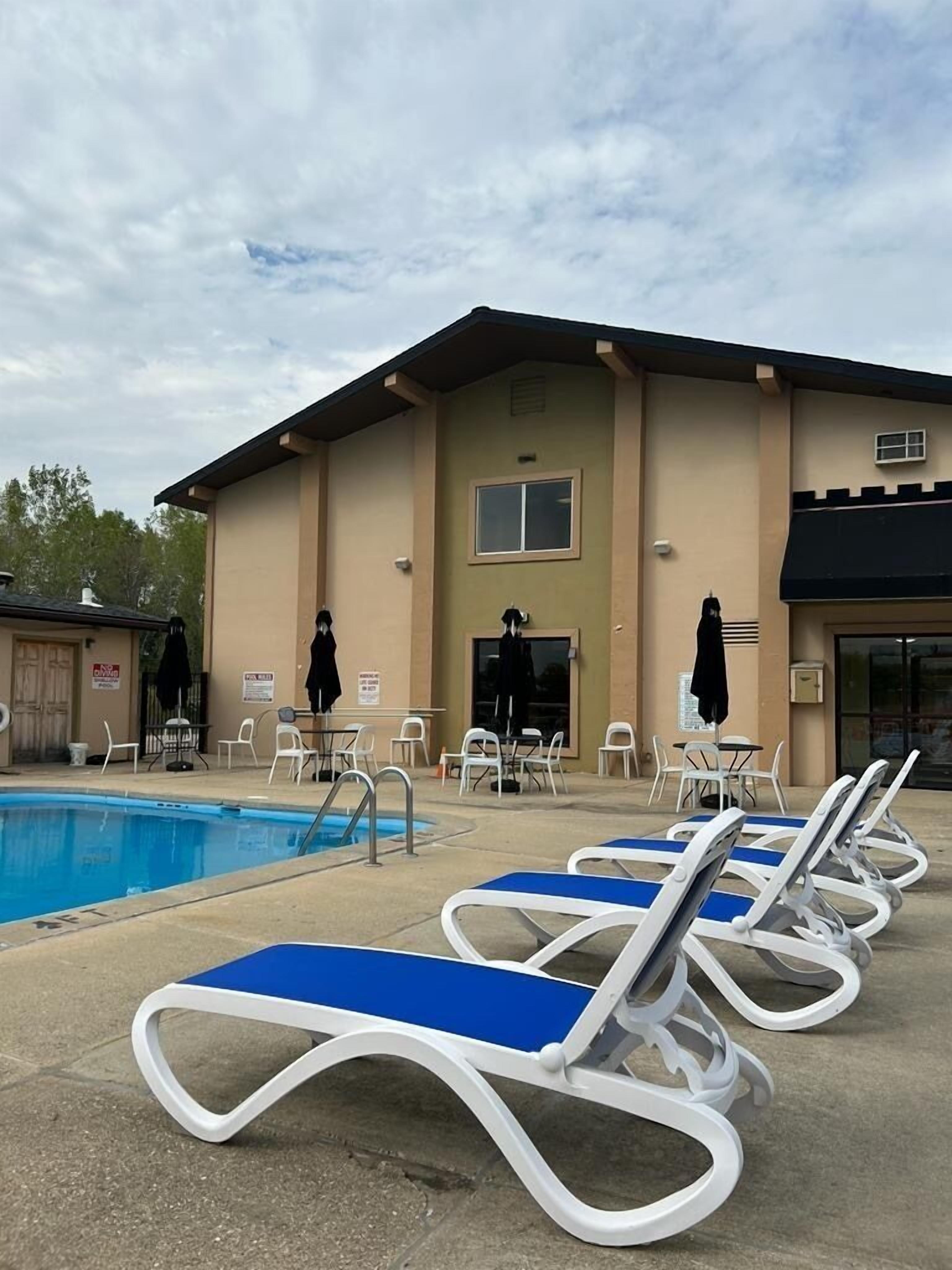 Kolam renang outdoor musiman