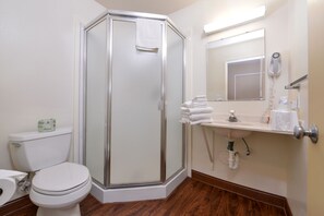 Een douche, gratis toiletartikelen, een haardroger