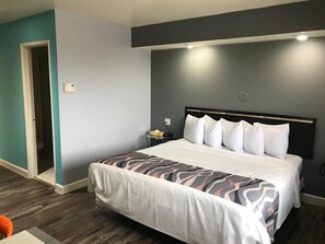 Standard Room, 1 King Bed, Non Smoking | Desk, iron/ironing board, free WiFi, bed sheets - Valued Stay Madison (Madison)