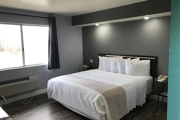 Standard Room, 1 King Bed, Non Smoking | Desk, iron/ironing board, WiFi (free), bed sheets