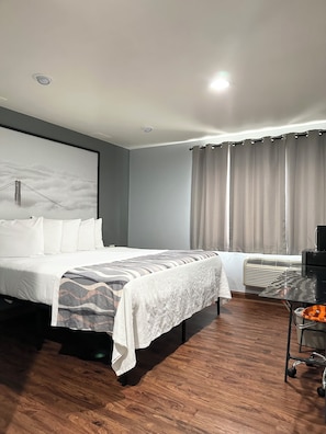 Chambre Standard, 1 très grand lit, non-fumeur | Bureau, fer et planche à repasser, accès au Wi-Fi (inclus)
