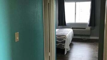 Habitación estándar, 1 cama King size, para no fumadores | Escritorio, tabla de planchar con plancha, wifi gratis y ropa de cama