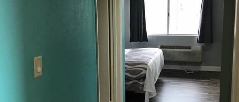 Rom – standard, 1 kingsize-seng, ikke-røyk | Skrivebord, strykejern/-brett, wi-fi (inkludert) og sengetøy