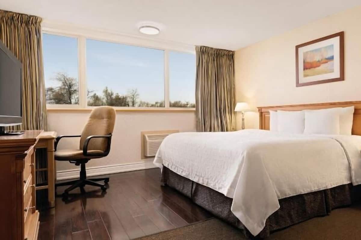 Couette en duvet d'oie, bureau, fer et planche Ă repasser, draps fournis