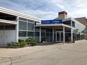 A Travelodge hotel lobby with a clear entrance, large windows, and a sign indicating the lobby area. - Travelodge by Wyndham Richmond Hill (Richmond Hill)