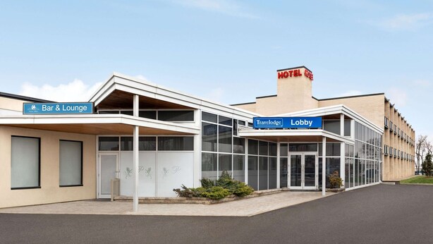 A modern hotel with a bar & lounge, travel lodge lobby, and a visible chimney.