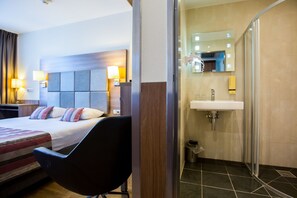 Chambre Double Deluxe, vue ville | Salle de bain | Douche, douche à « effet pluie », sèche-cheveux, serviettes fournies