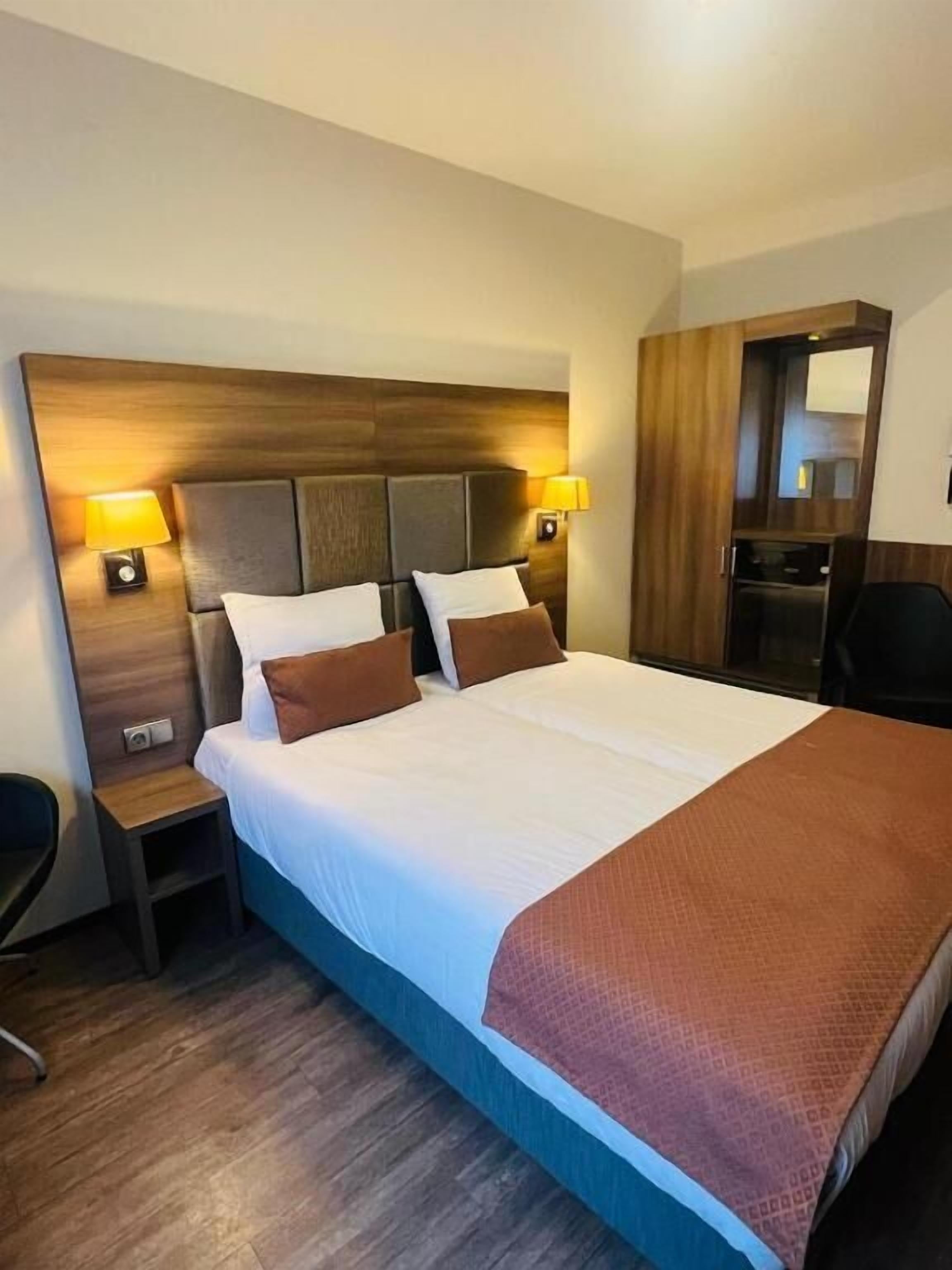 Chambre classique avec lits jumeaux, 2 lits jumeaux | Coffre-fort, bureau, espace de travail pour ordinateurs portables