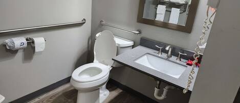 Un baño moderno con inodoro, bidé y lavamanos.