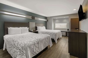 Habitación estándar, 2 camas Queen size, para no fumadores, refrigerador y microondas | Escritorio y espacio para trabajar con laptop 