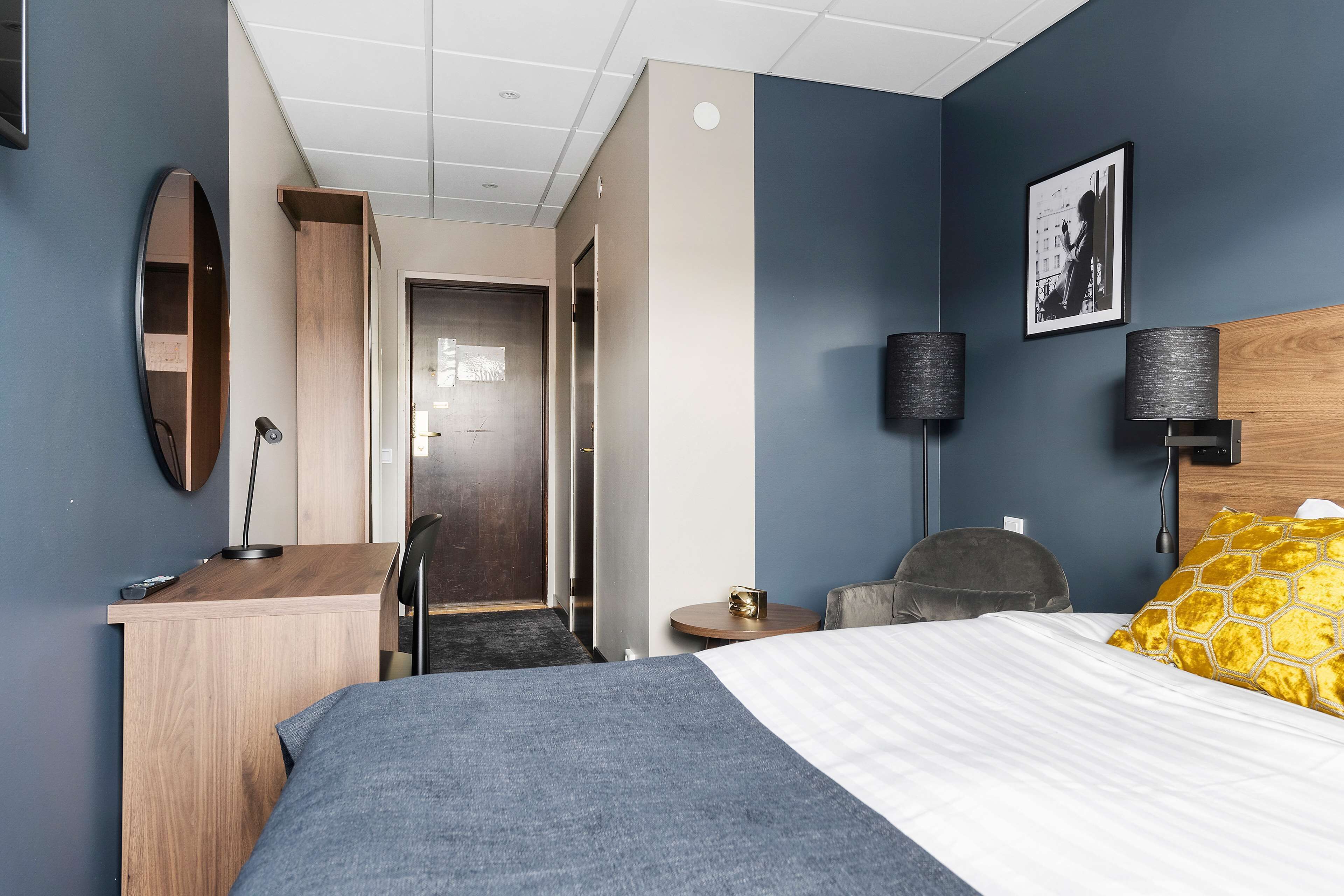 Skrivbord, mörkläggningsgardiner och strykjärn/strykbräda