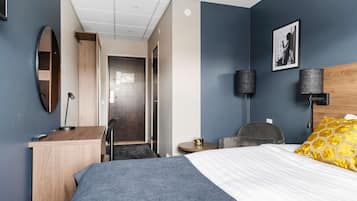 Skrivbord, mörklÀggningsgardiner och strykjÀrn/strykbrÀda