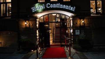 Voorkant accommodatie - avond/nacht