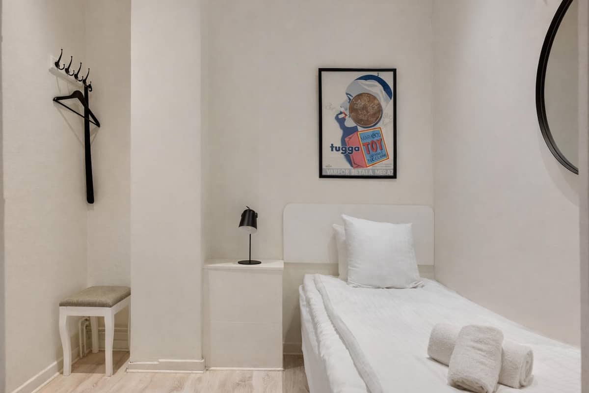 Economy Room, 1 Twin Bed, Non Smoking, No Windows | Individually decorated, individually furnished, blackout drapes