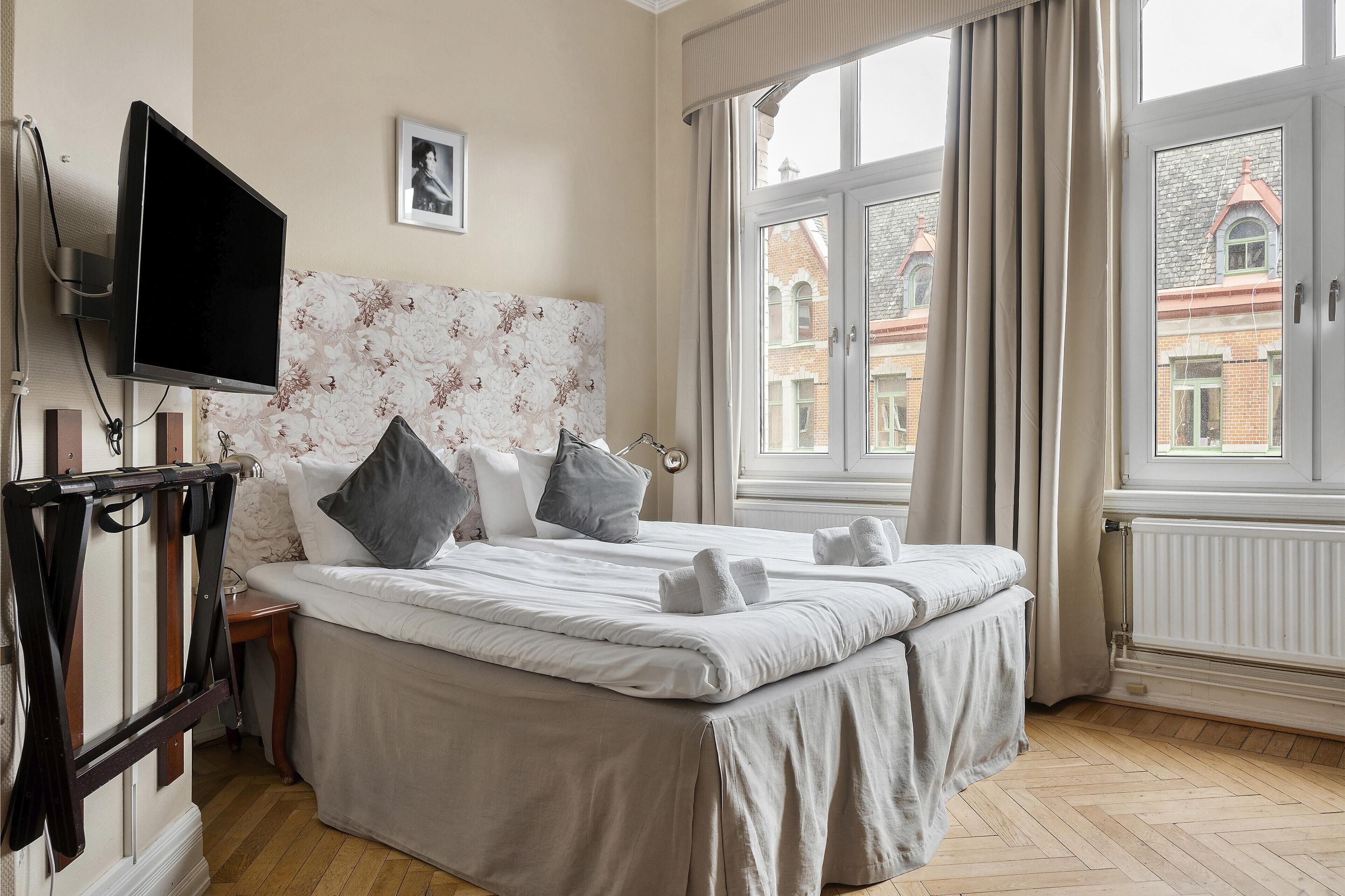 Standard Room, 1 King Bed, Non Smoking | Individually decorated, individually furnished, blackout drapes