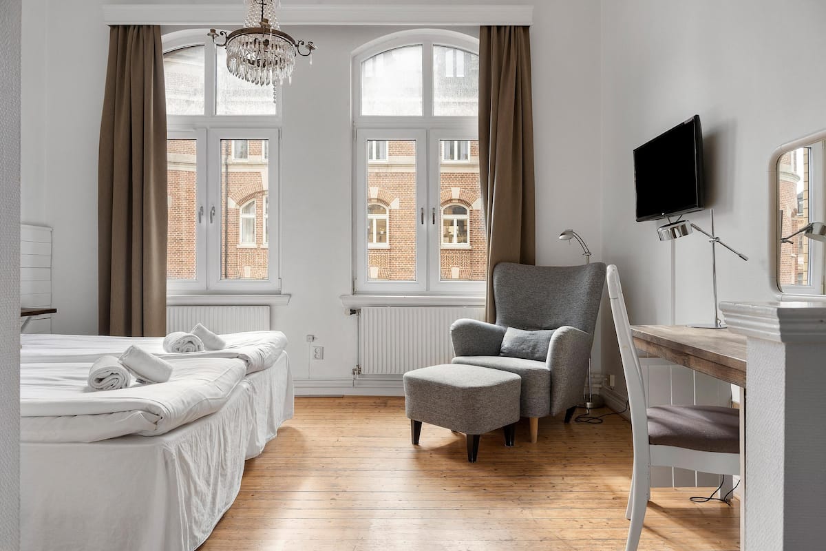 Standard Room, 2 Twin Beds, Non Smoking | Individually decorated, individually furnished, blackout drapes