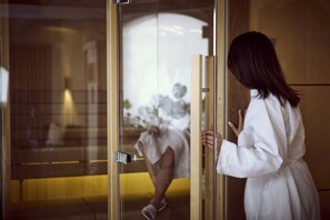 Sauna, hot tub, hot springs/mineral springs, body treatments