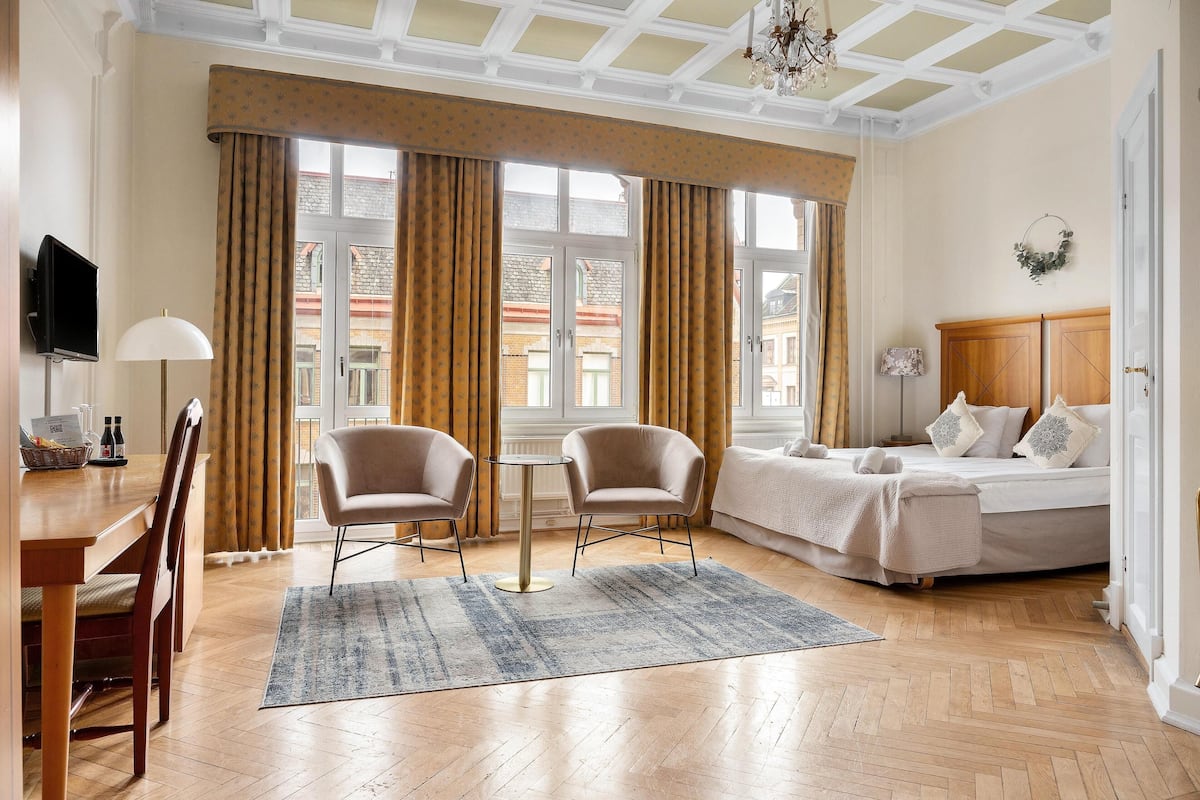 Deluxe Room, 2 Twin Beds, Non Smoking | Individually decorated, individually furnished, blackout drapes