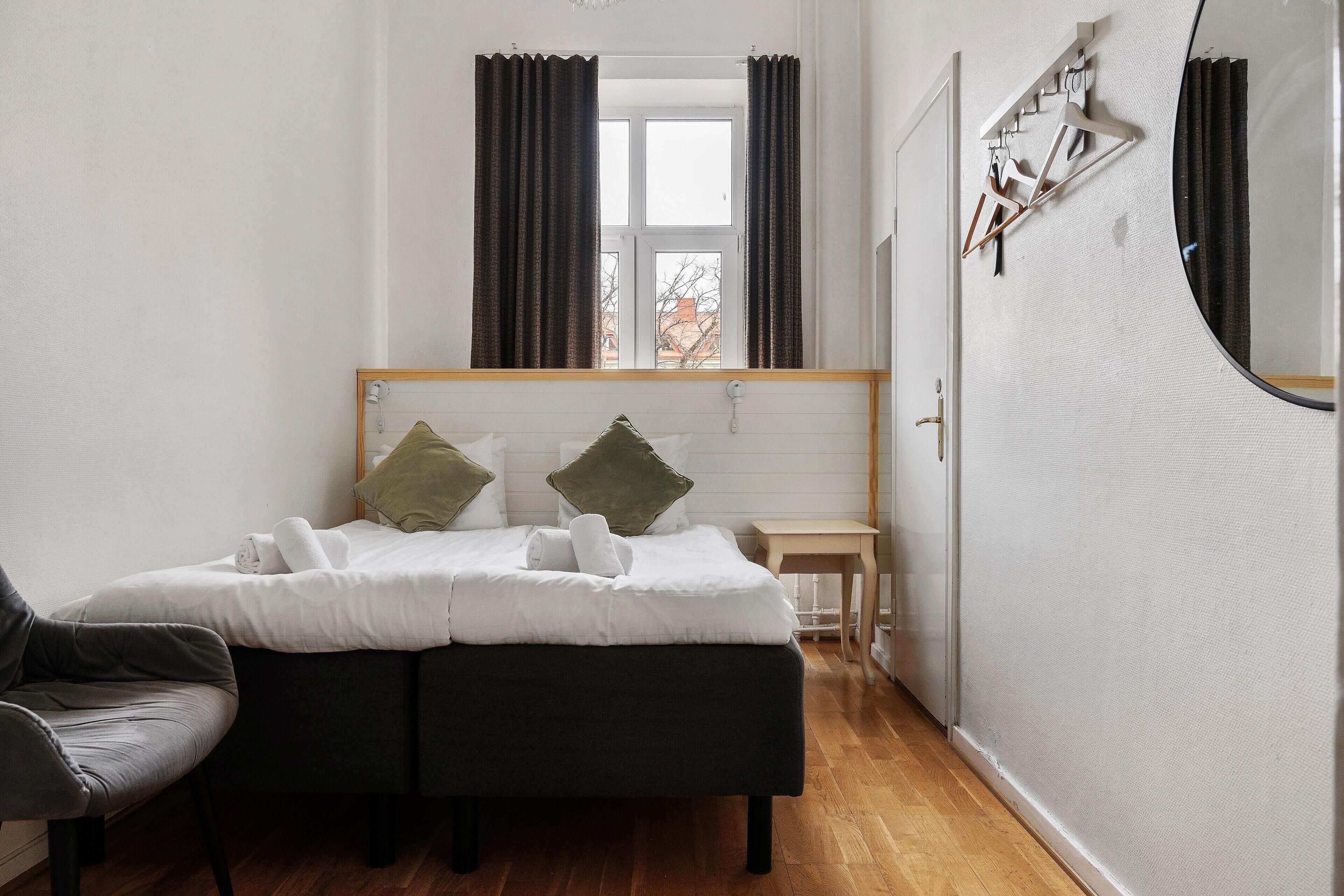 Economy Room, 1 Queen Bed, Non Smoking | Individually decorated, individually furnished, blackout drapes