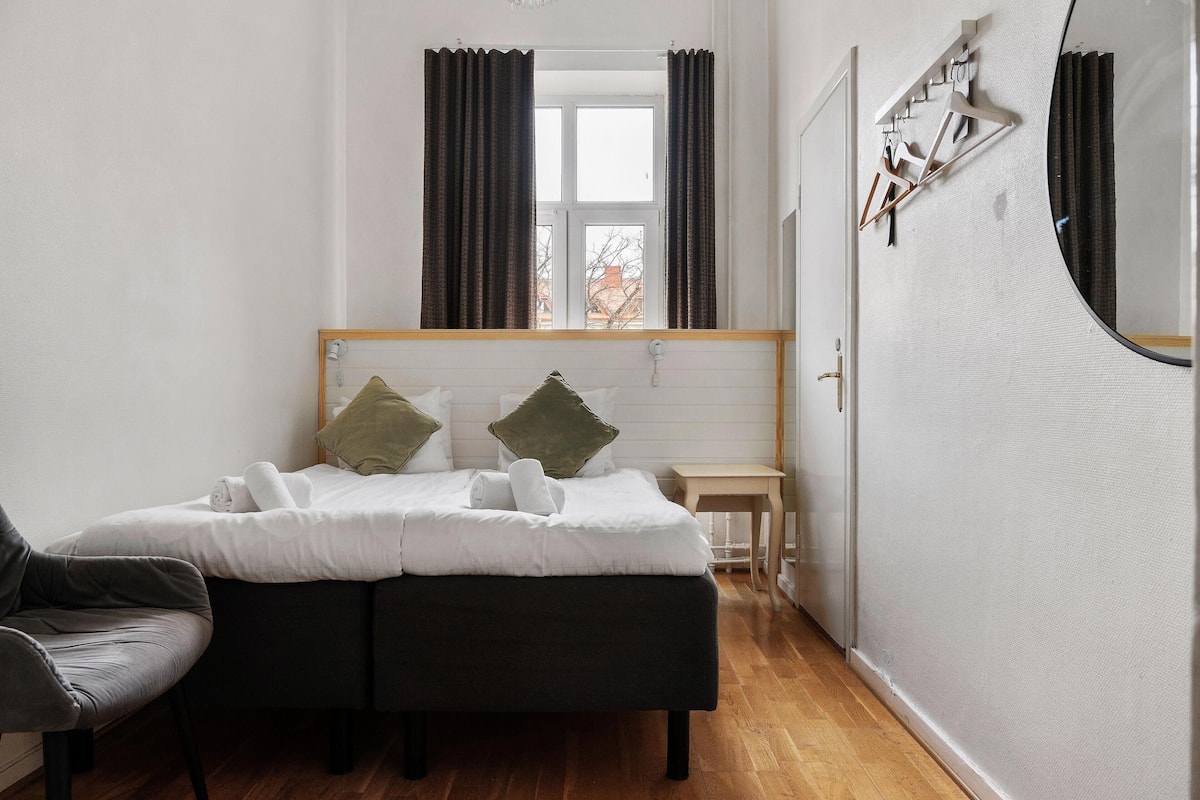 Economy Room, 1 Queen Bed, Non Smoking | Individually decorated, individually furnished, blackout drapes