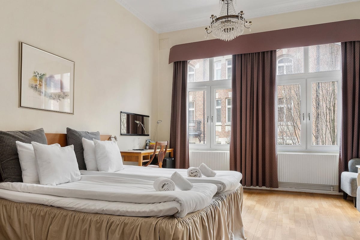 Standard Room, 1 Queen Bed, Non Smoking | Individually decorated, individually furnished, blackout drapes