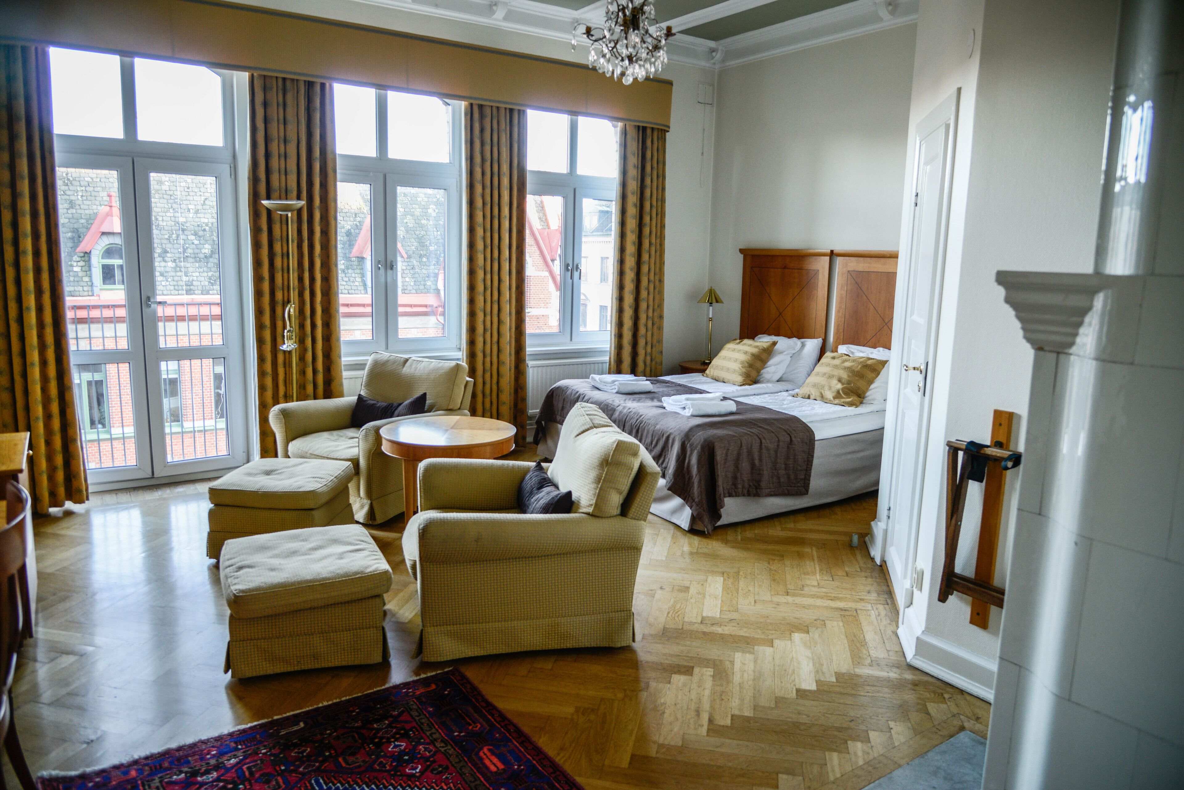 1 bedroom, individually decorated, individually furnished