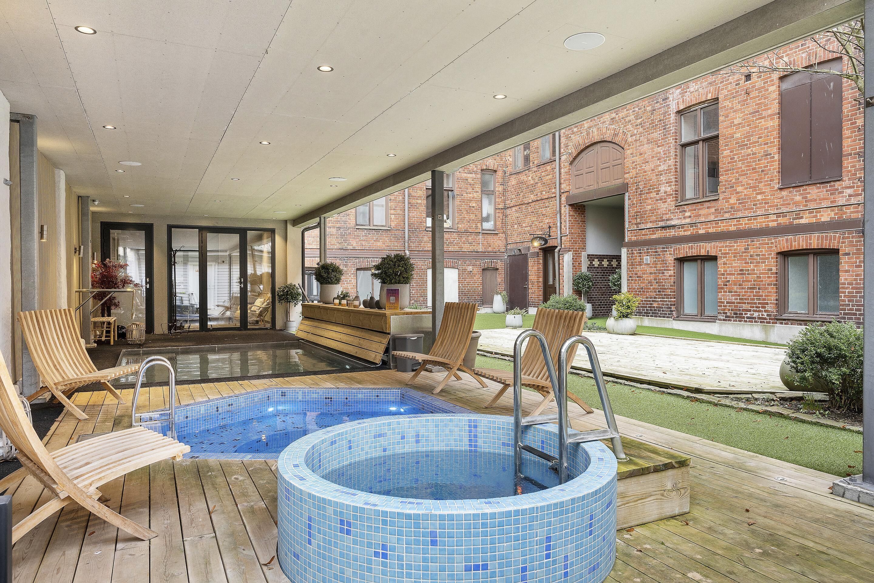 Sauna, hot tub, hot springs/mineral springs, body treatments