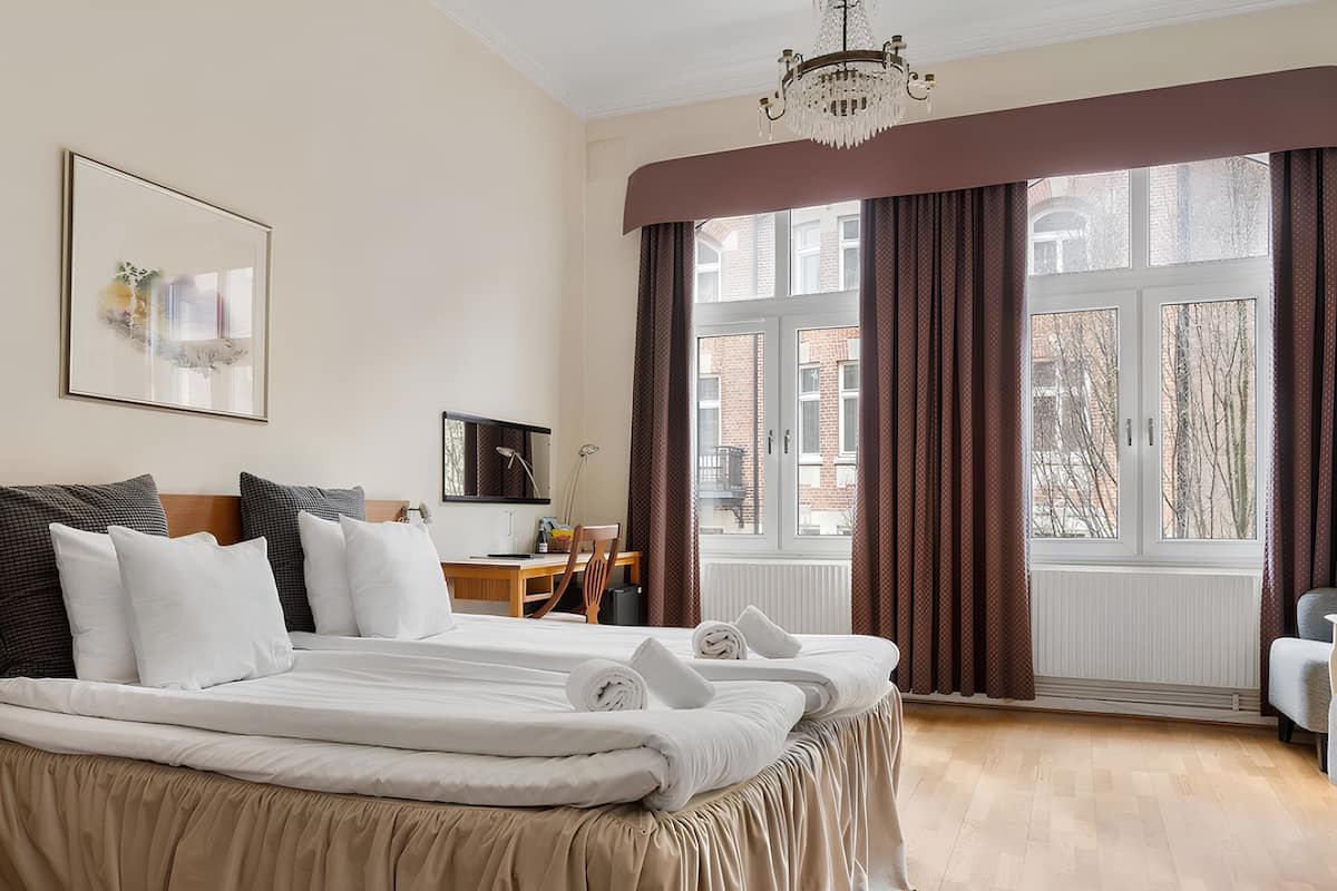Standardrum - 1 queensize-säng - icke-rökare | Individuell inredning, unika möbler och mörkläggningsgardiner