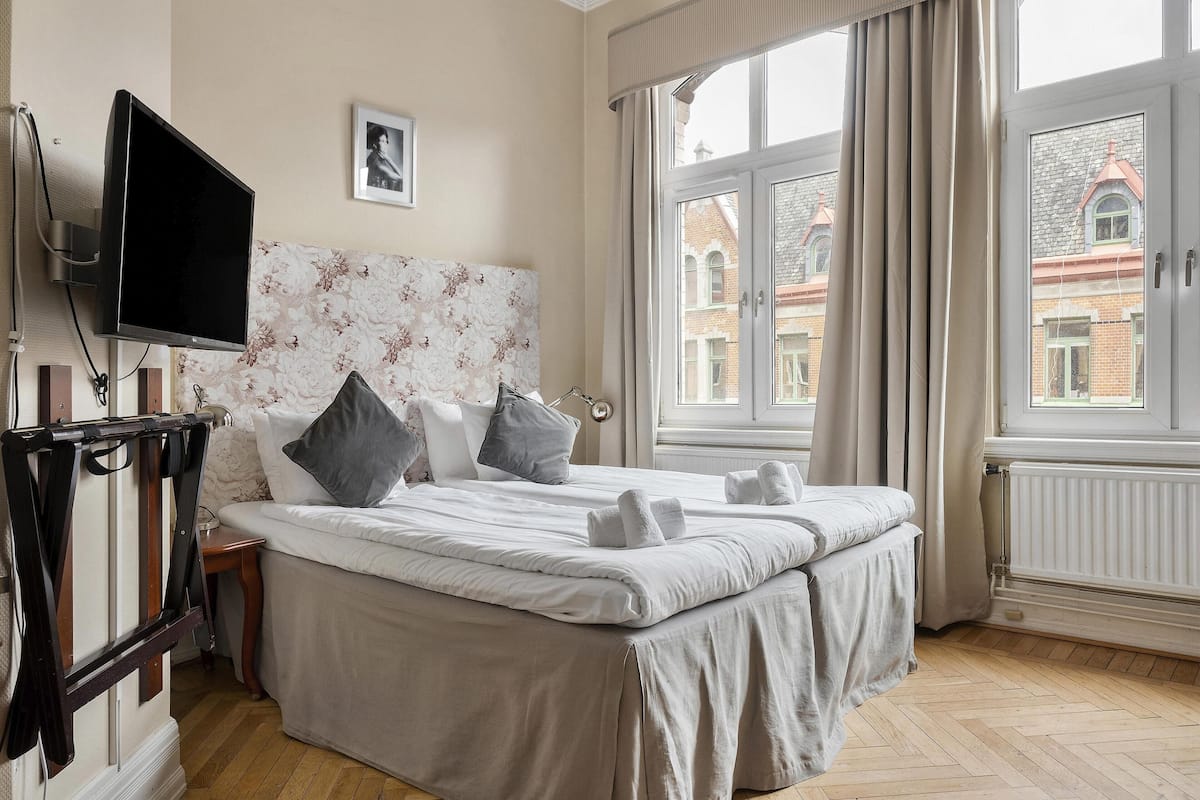 标准房, 1 张特大床, 无烟房 | 特色装修、特色家居、遮光窗帘、熨斗/熨板