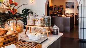 Un buffet de petit-déjeuner proposant une variété d'aliments et d'accompagnements.