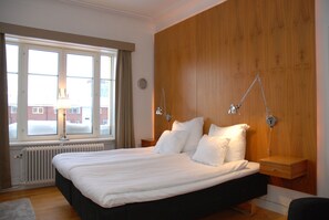 Camera doppia | Con arredamento individuale, una scrivania, tende oscuranti