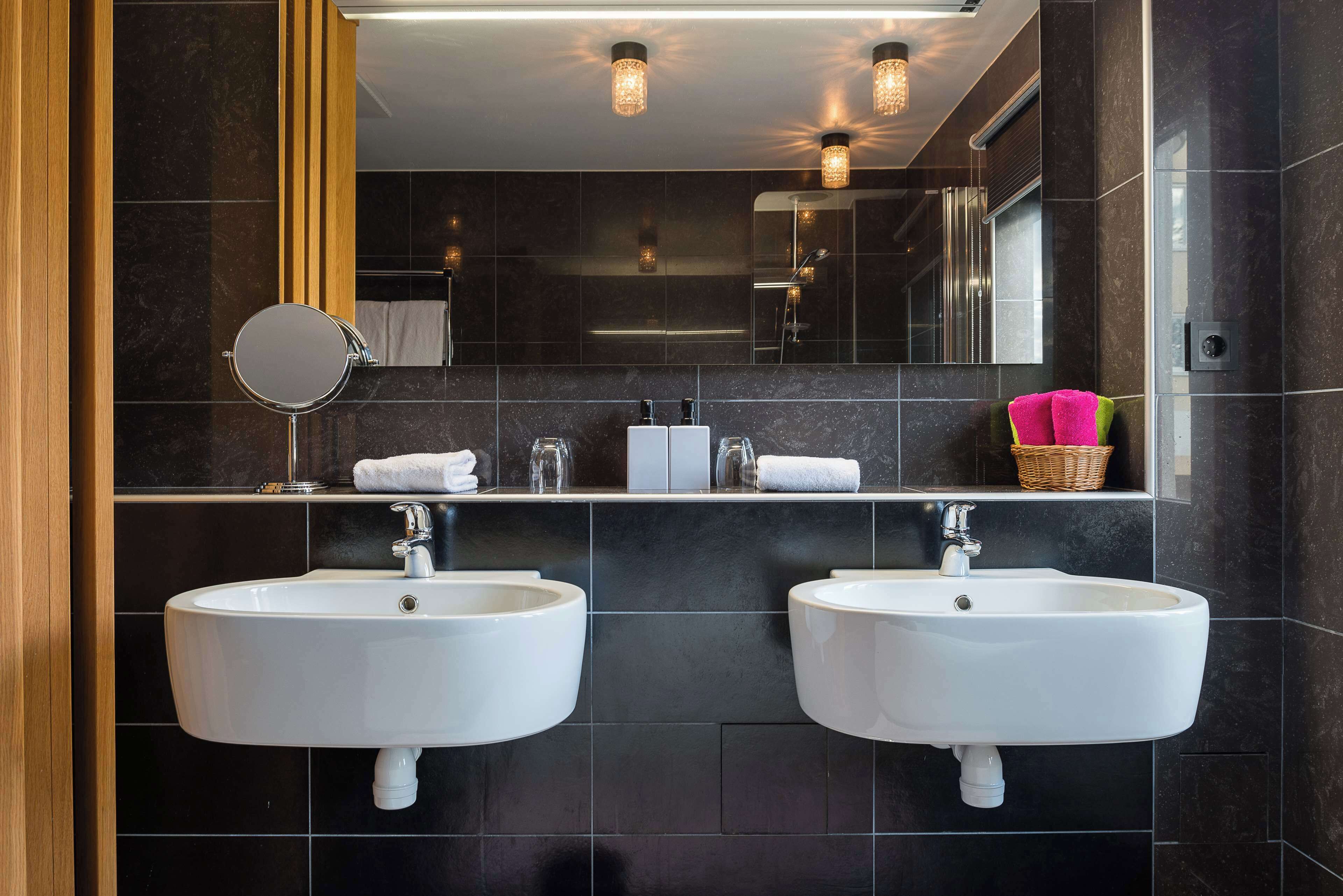 suite (master) | iron/ironing board, free wifi, bed sheets