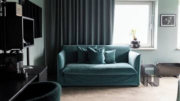 Dobbeltrom – deluxe | Skrivebord, skrivebord for bærbar PC og blendingsgardiner