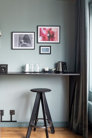 Habitación familiar | Escritorio, espacio para trabajar con laptop y cortinas blackout 