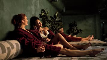 Een sauna, een stoombad, warm/mineraalwaterbronnen