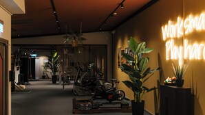 A gym with stationary bikes, a treadmill, and exercise equipment. - Quality Hotel Carlia (Uddevalla)