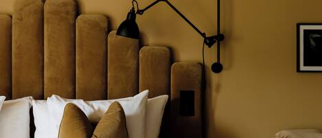 Quarto casal superior | Escrivaninha, espaço de trabalho para notebook, cortinas blackout