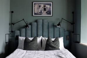 Habitación familiar | Escritorio, espacio para trabajar con laptop y cortinas blackout 