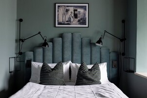 Escritorio, espacio para trabajar con laptop y cortinas blackout 