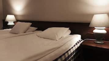 Quarto família, 2 camas de solteiro, para não fumantes | Roupas de cama premium, cofres nos quartos, escrivaninha