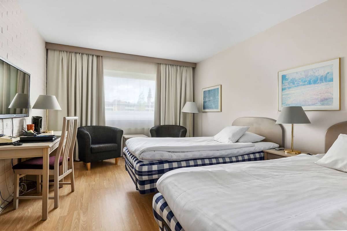 Premium bedding, in-room safe, desk, soundproofing