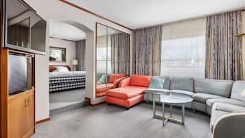 Suíte, 2 quartos, para não fumantes, banheira de hidromassagem | Roupas de cama premium, cofres nos quartos, escrivaninha