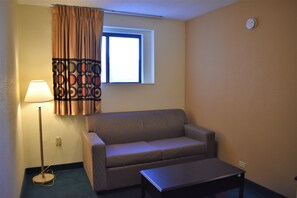 Suite, 1 cama doble | Escritorio, tabla de planchar con plancha, wifi gratis y ropa de cama